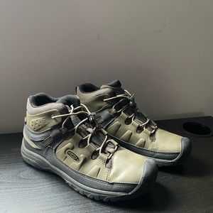 KEEN women’s hiking boots